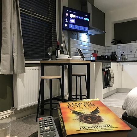 Contemporary 1 Bed Studio For Comfy Stay In Wigan Kültér fotó